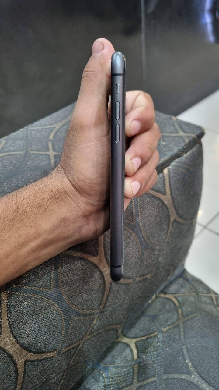 Apple iPhone 11 3