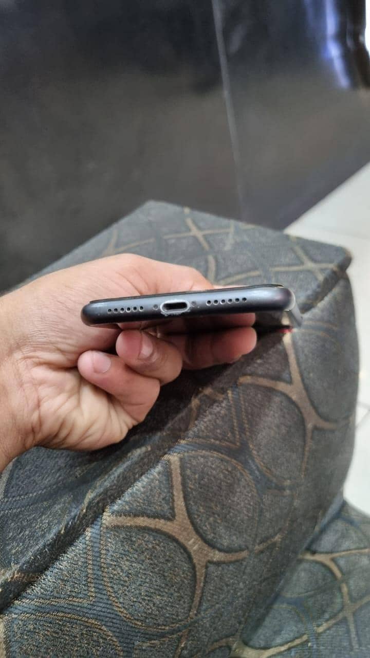 Apple iPhone 11 4