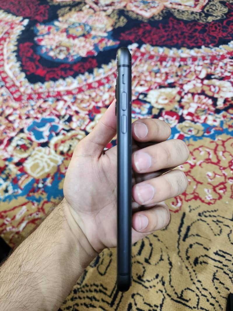 Apple iPhone 11 4