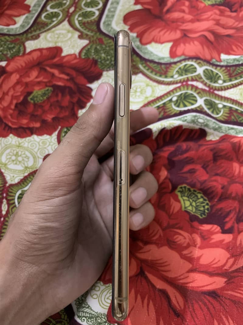 Apple iPhone 11 Pro Max 4