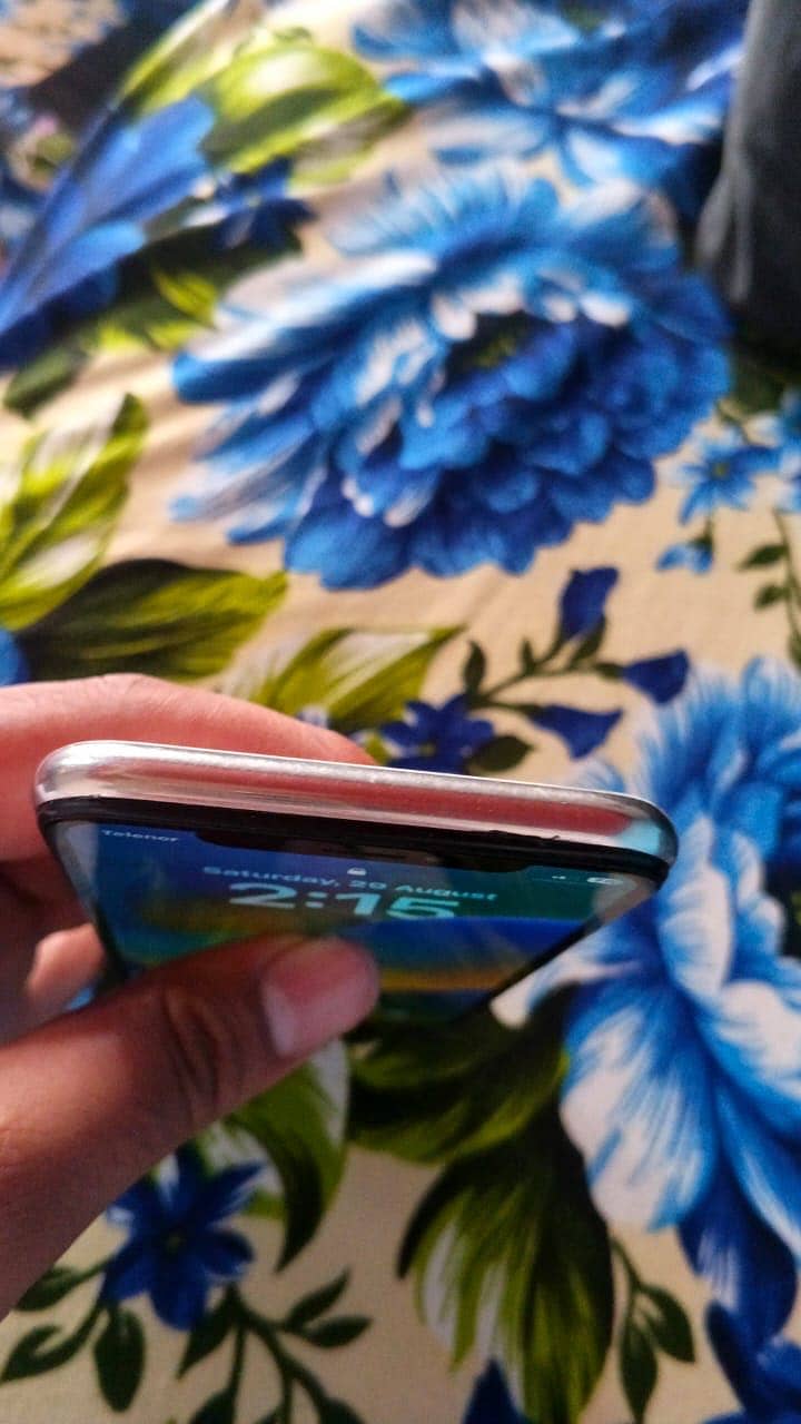 Apple iPhone X 4