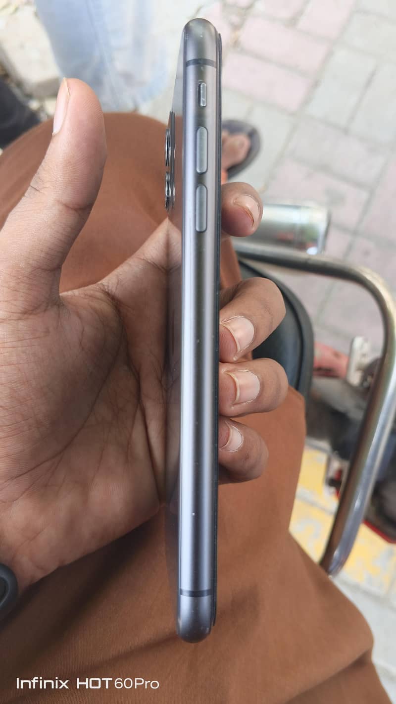 Apple iPhone 11 4
