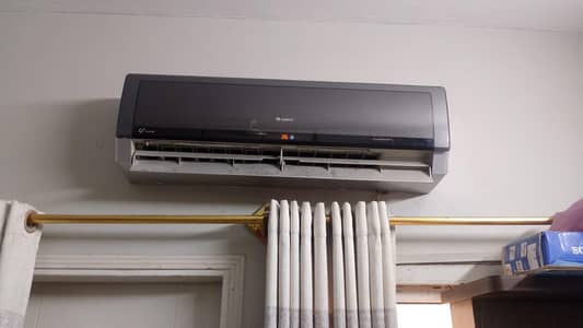1.5 ton gree ac used in running condition