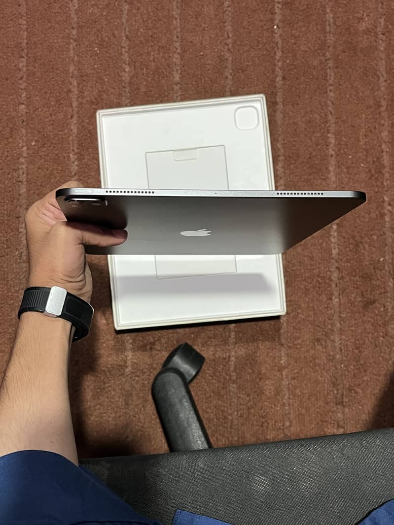 Ipad m4 12.9 inch 1