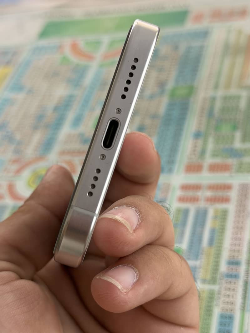 Apple iPhone 15 Pro Max 13