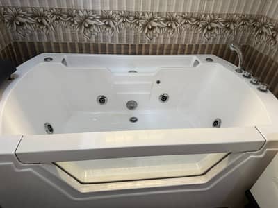 Bath tub / Jacuzzi