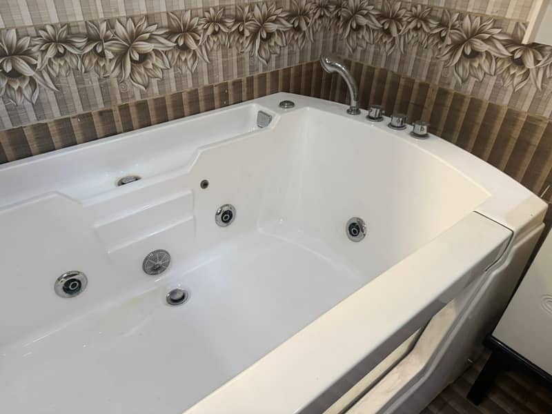 Bath tub / Jacuzzi 1