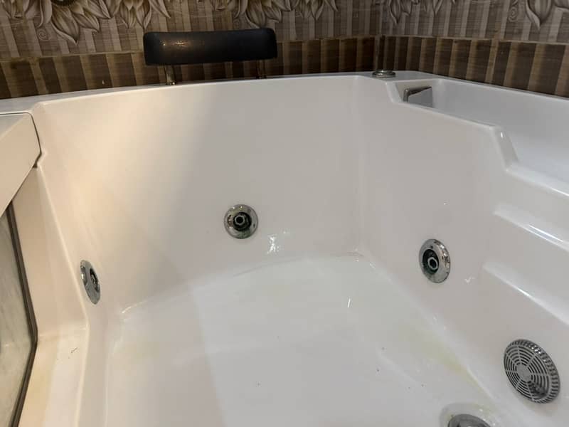 Bath tub / Jacuzzi 2