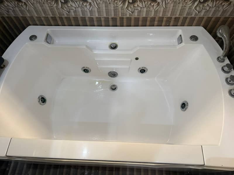 Bath tub / Jacuzzi 3