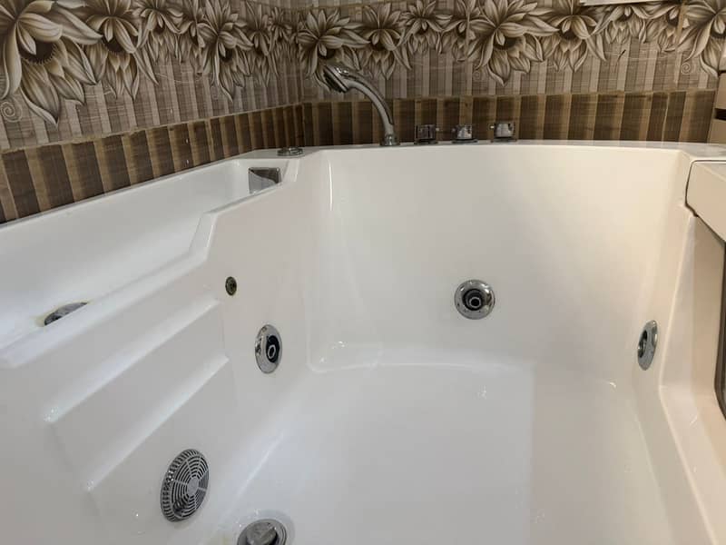 Bath tub / Jacuzzi 4