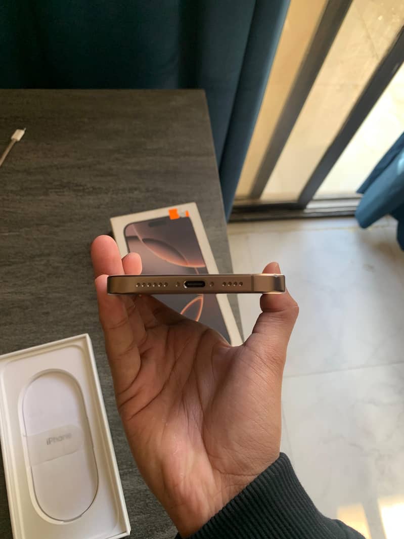 Apple iPhone 16 Pro Max 2