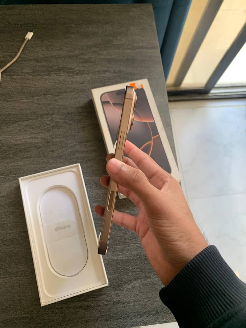 Apple iPhone 16 Pro Max 4