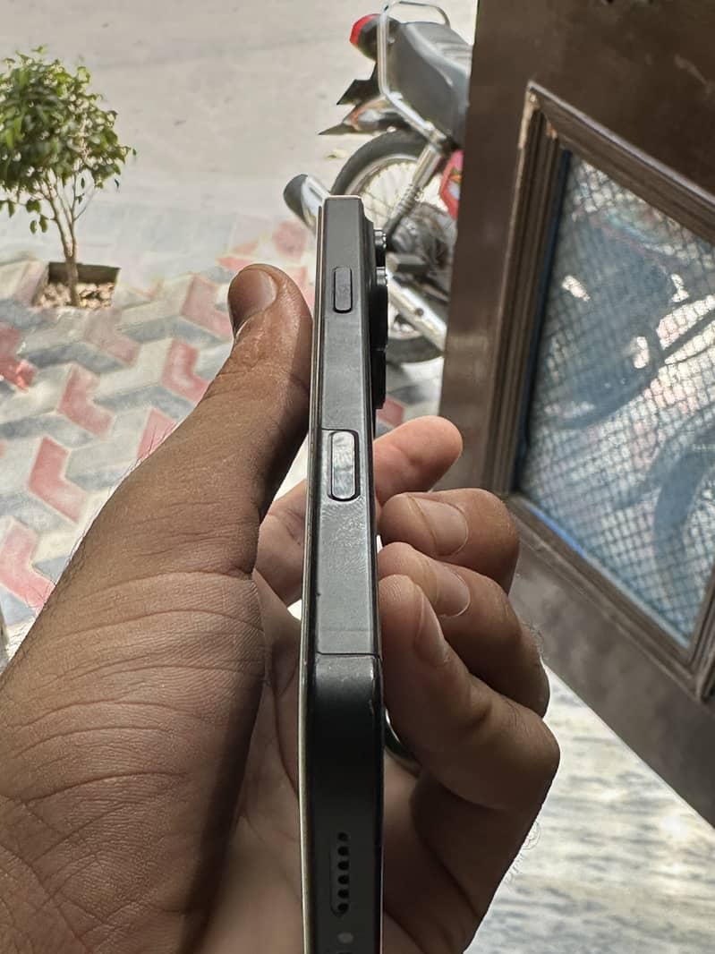 Apple iPhone 16 Pro Max 1