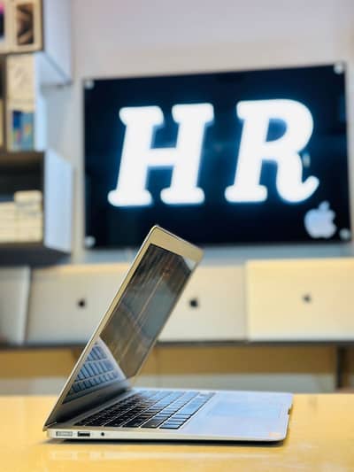 Macbook air/pro in low price available for sale in karachi limited sto