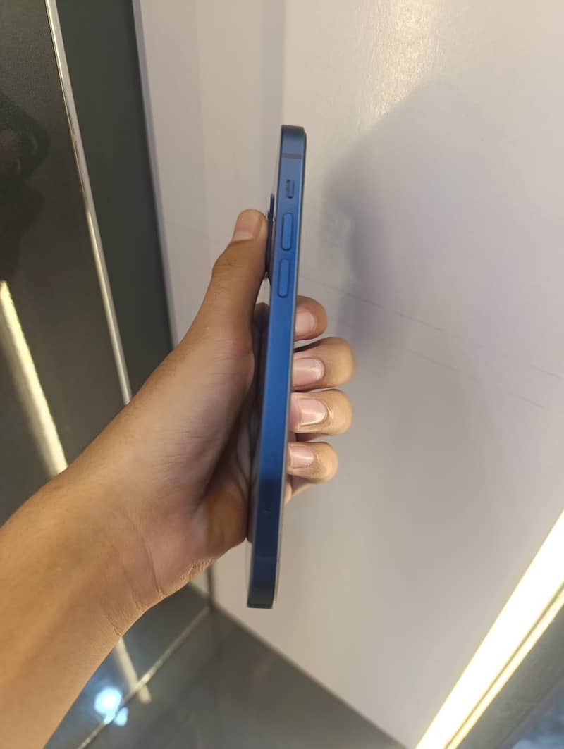Apple iPhone 12 4