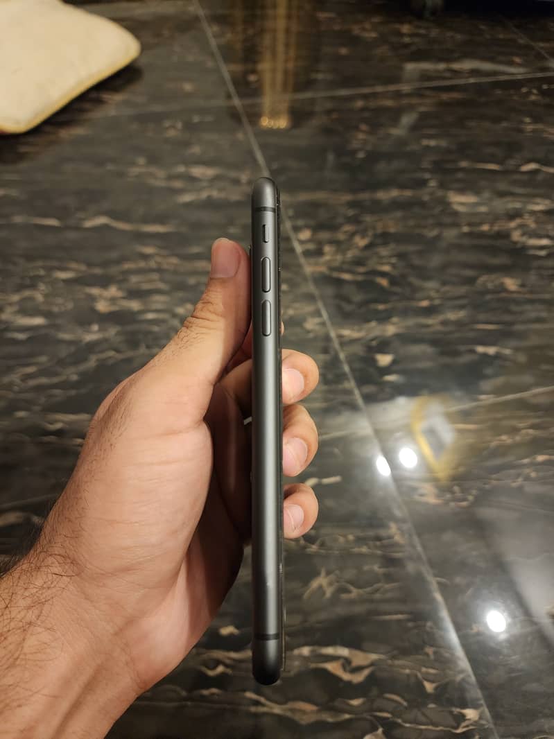 Apple iPhone 11 4