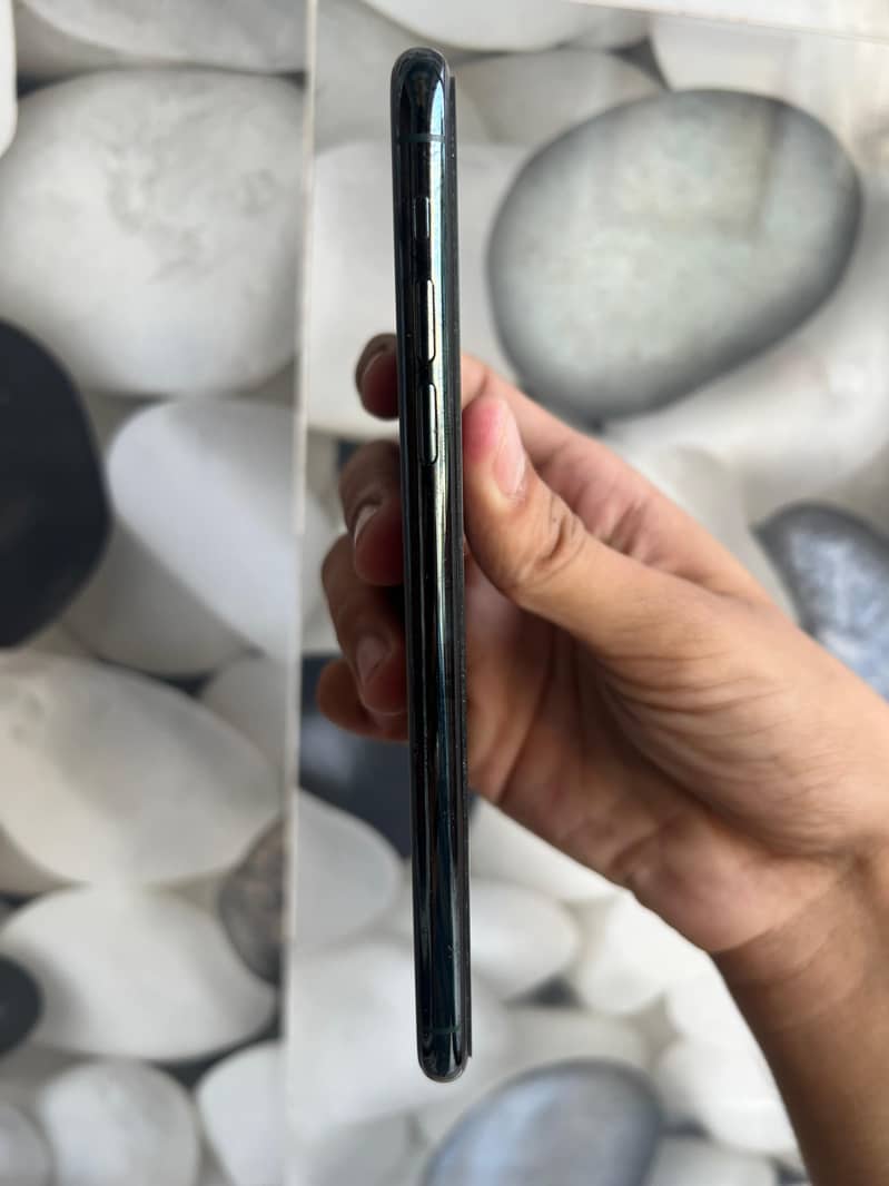 Apple iPhone 11 Pro Max 4