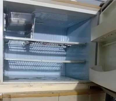 PEL REFRIGERATOR IN RUNNIG CONDITION