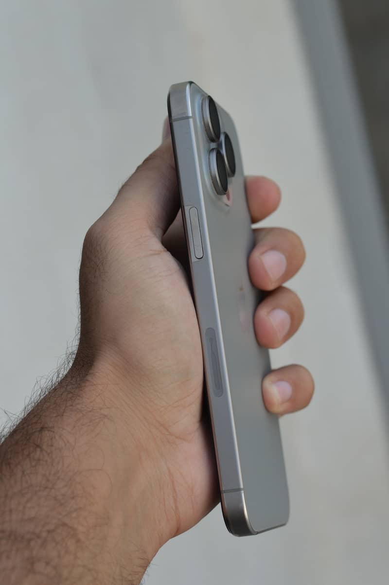 Apple iPhone 15 Pro Max 6