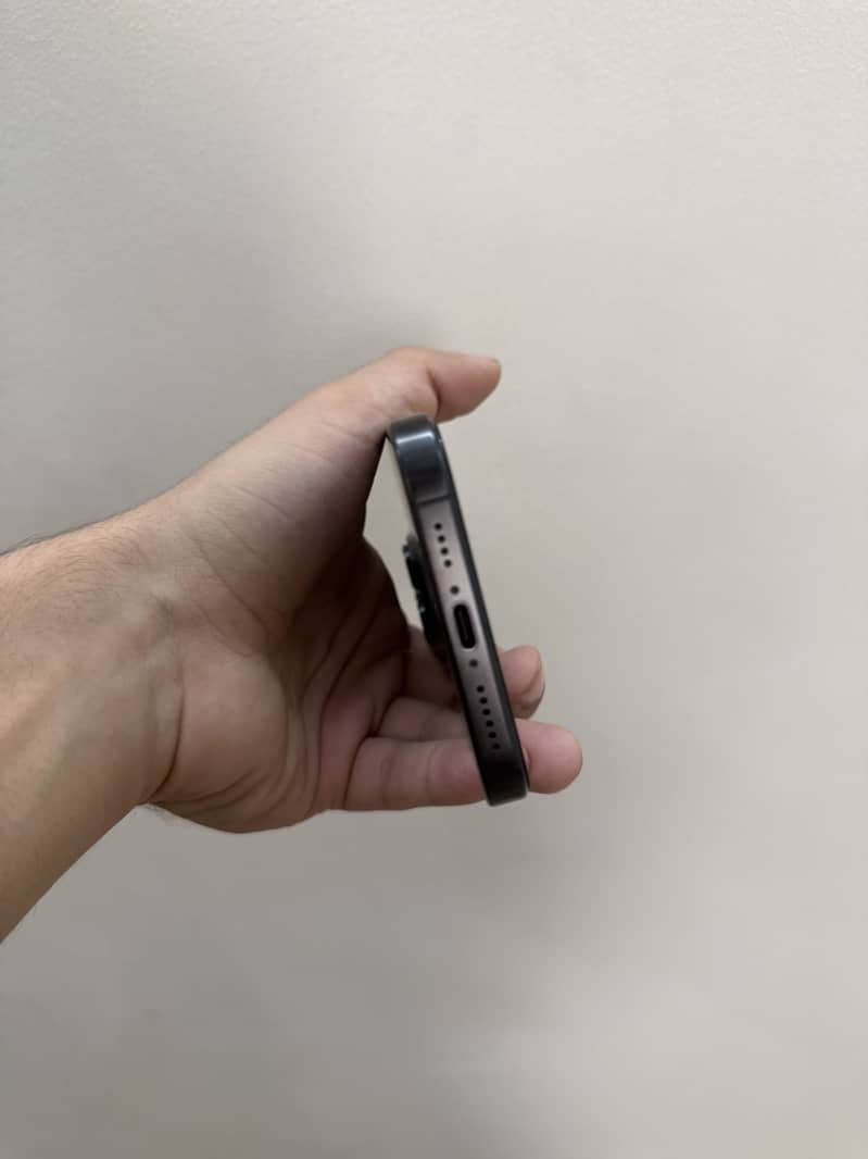 Apple iPhone 16 Pro Max JV 3