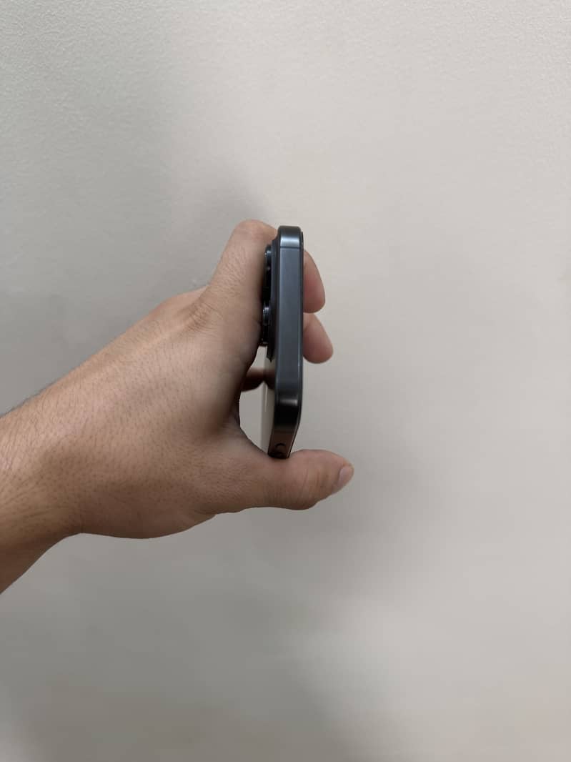Apple iPhone 16 Pro Max JV 5