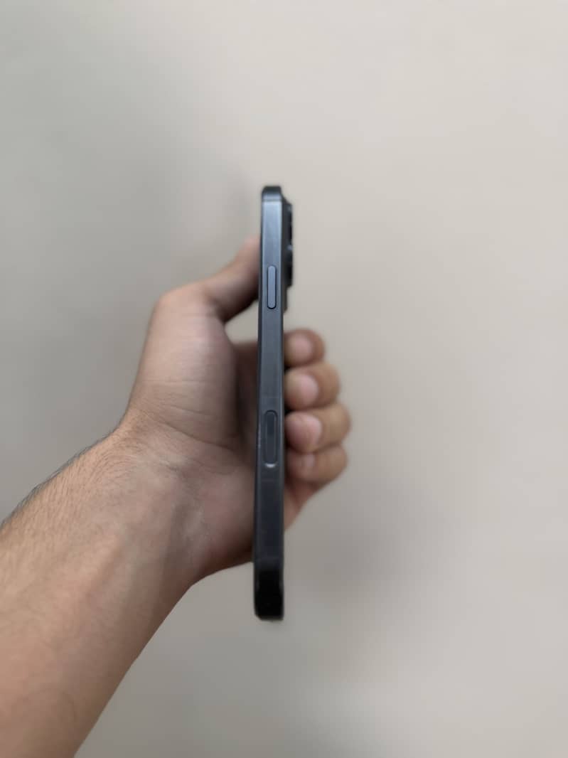 Apple iPhone 16 Pro Max JV 6