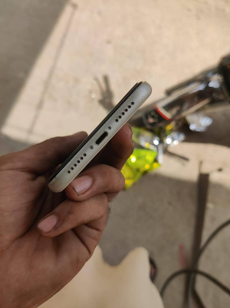 Apple iPhone 11 3