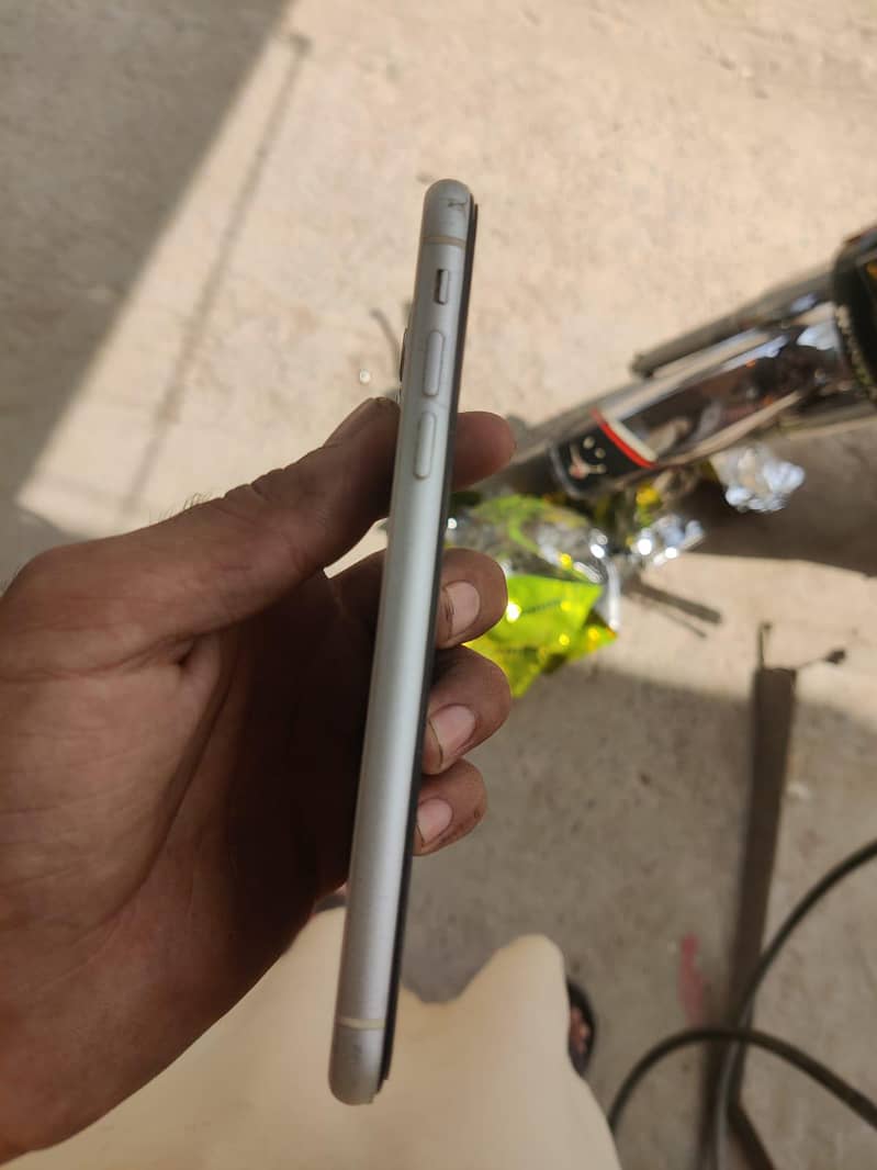 Apple iPhone 11 4