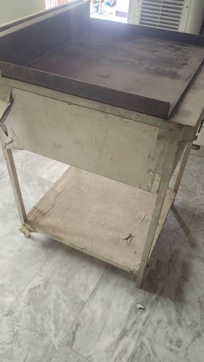 Hot plate with stand