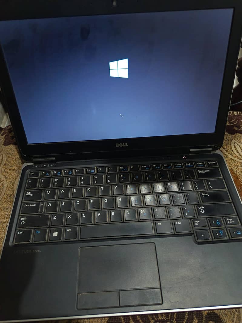Dell LATITUDE E7240 1