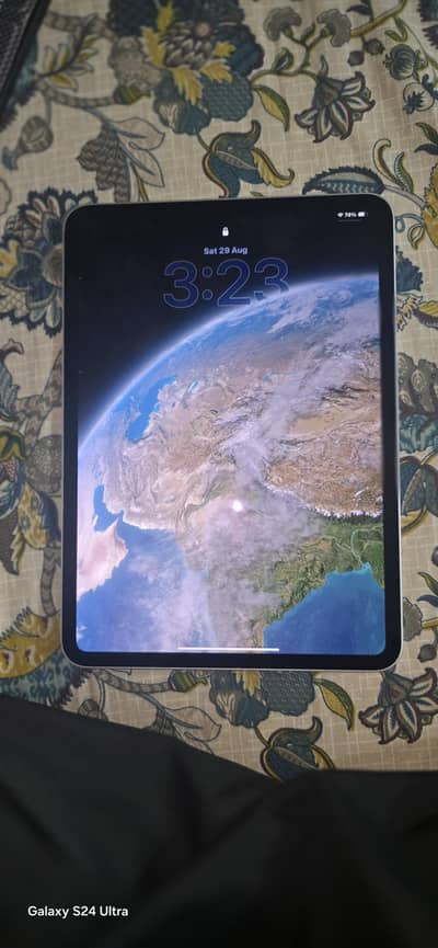 Ipad m5 pro 256gb (wifi) almost new with box without charger