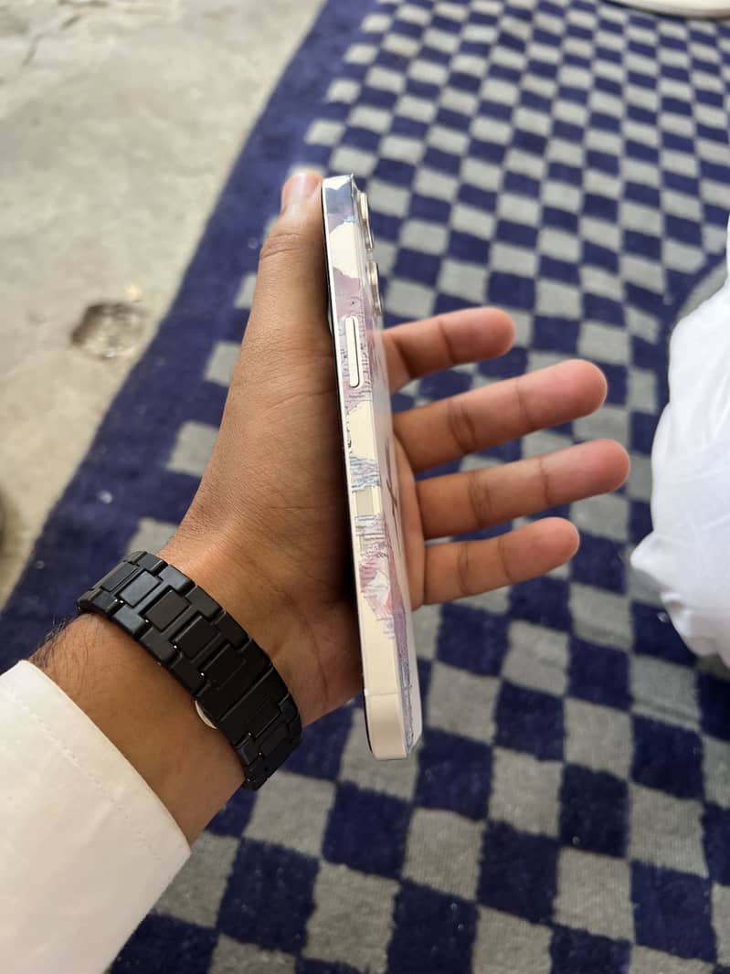 Apple iPhone 13 4
