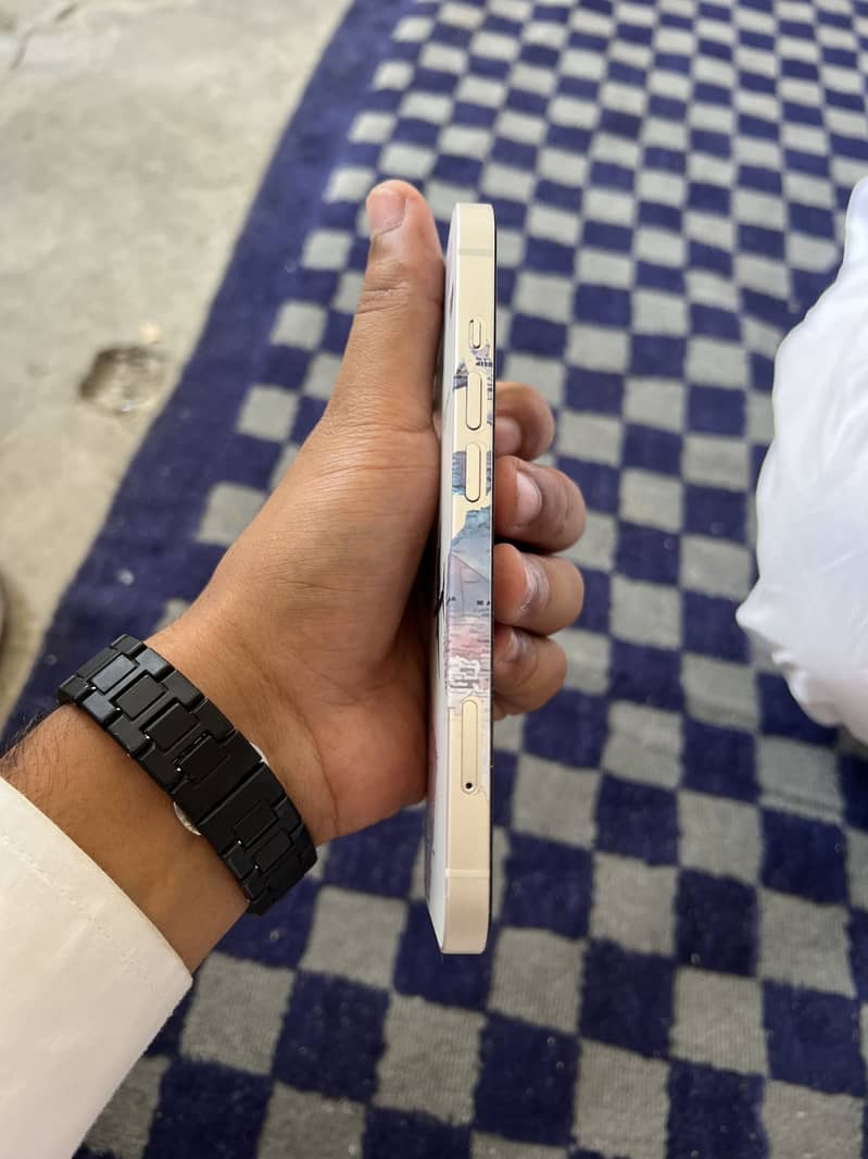 Apple iPhone 13 5