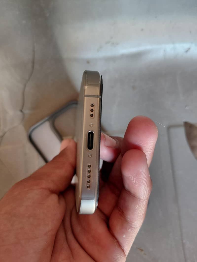 Apple iPhone 16 Pro 1