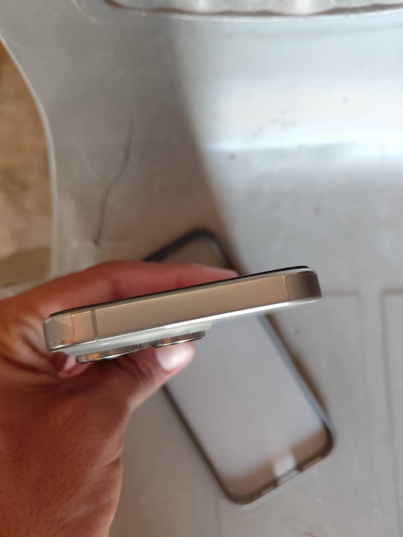 Apple iPhone 16 Pro 2