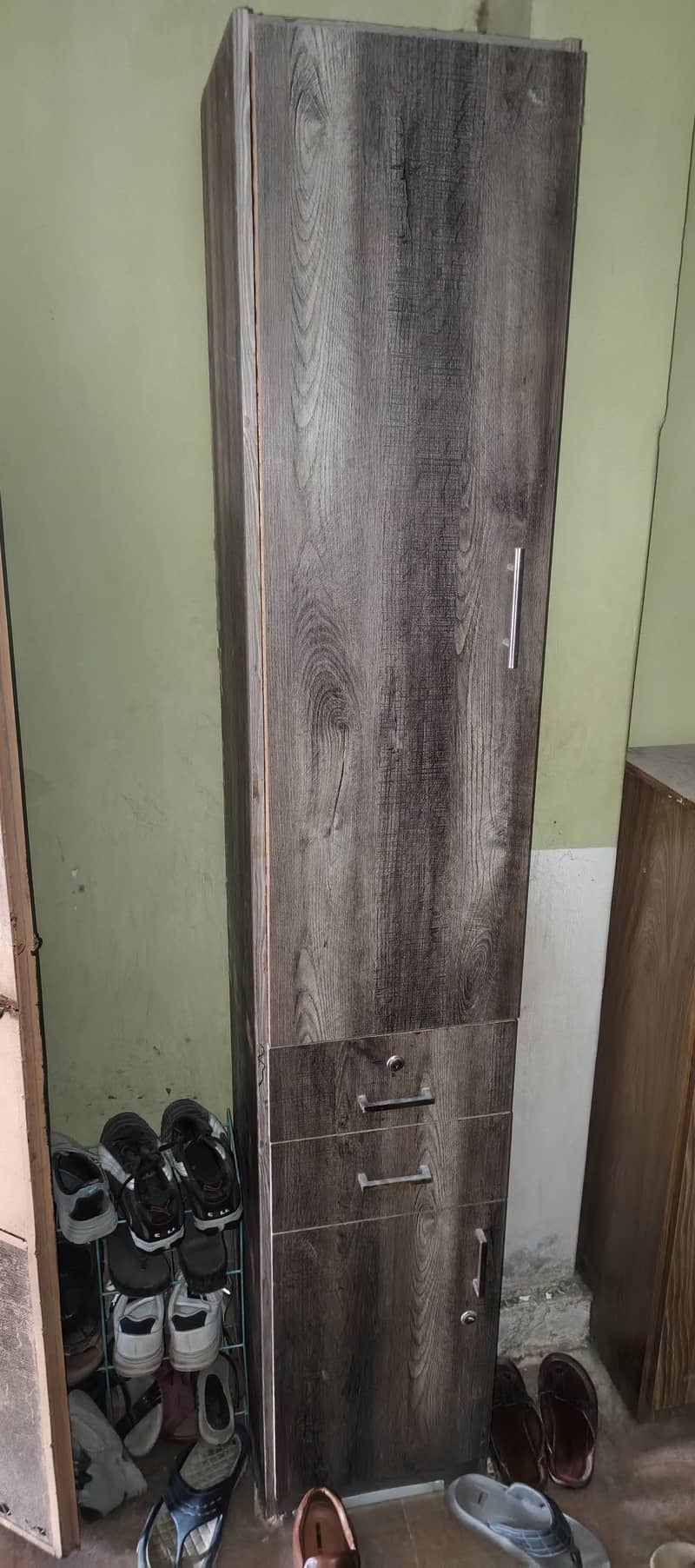 dressing and show rack 0