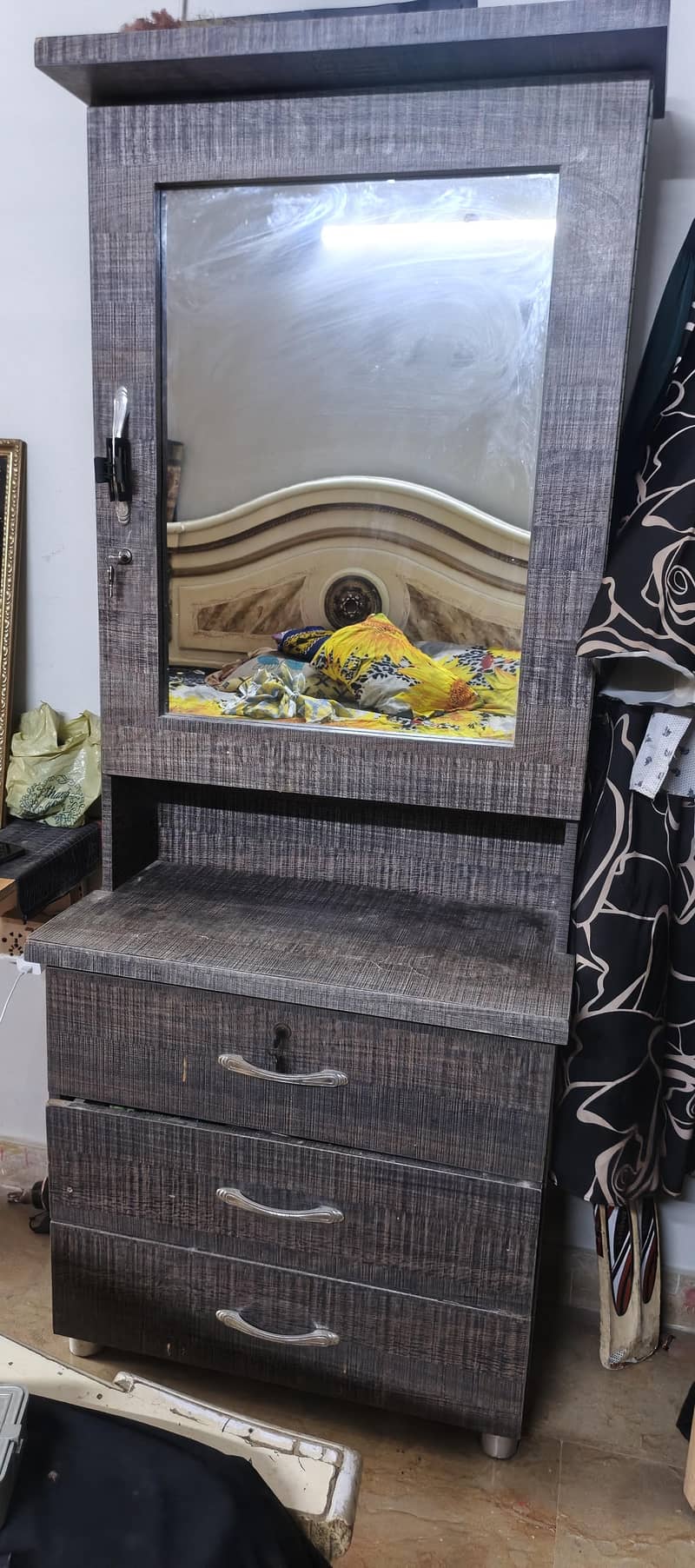 dressing and show rack 1