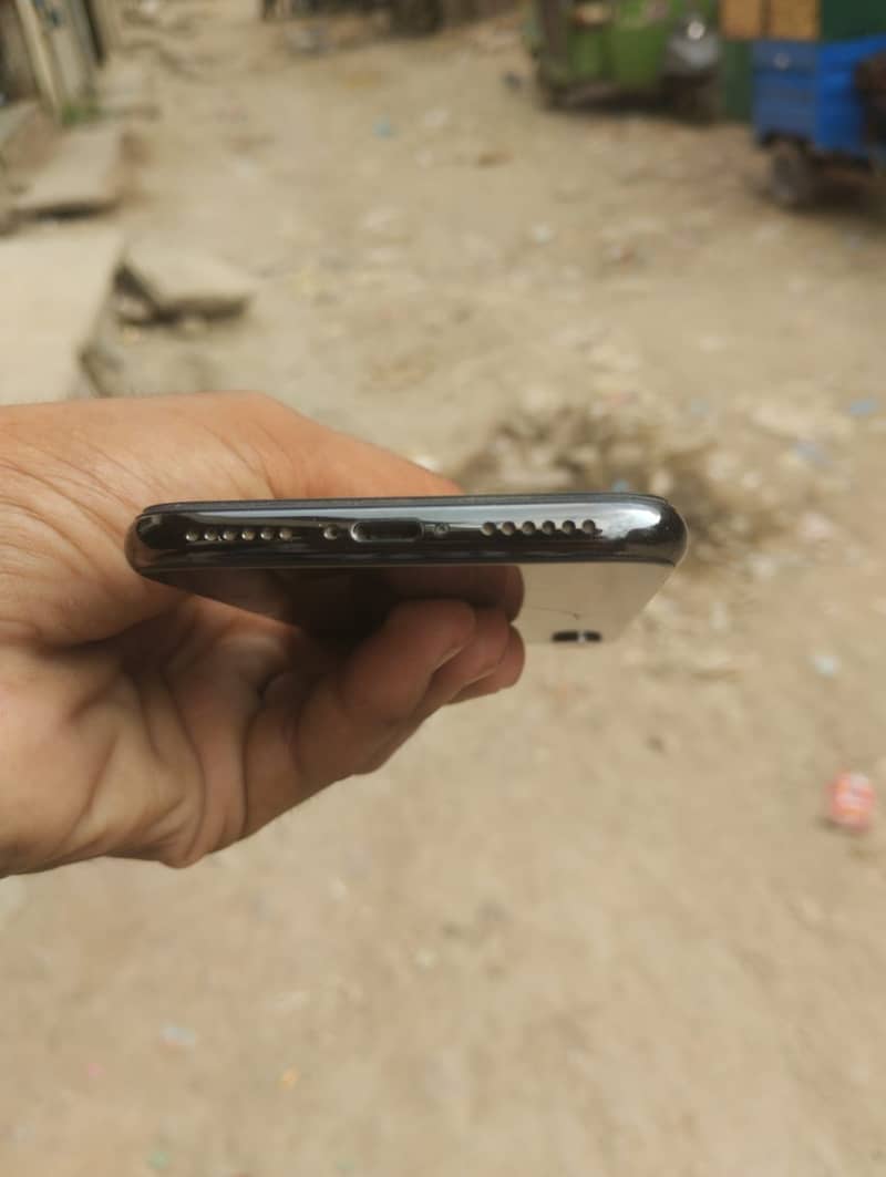 Apple iPhone X 4