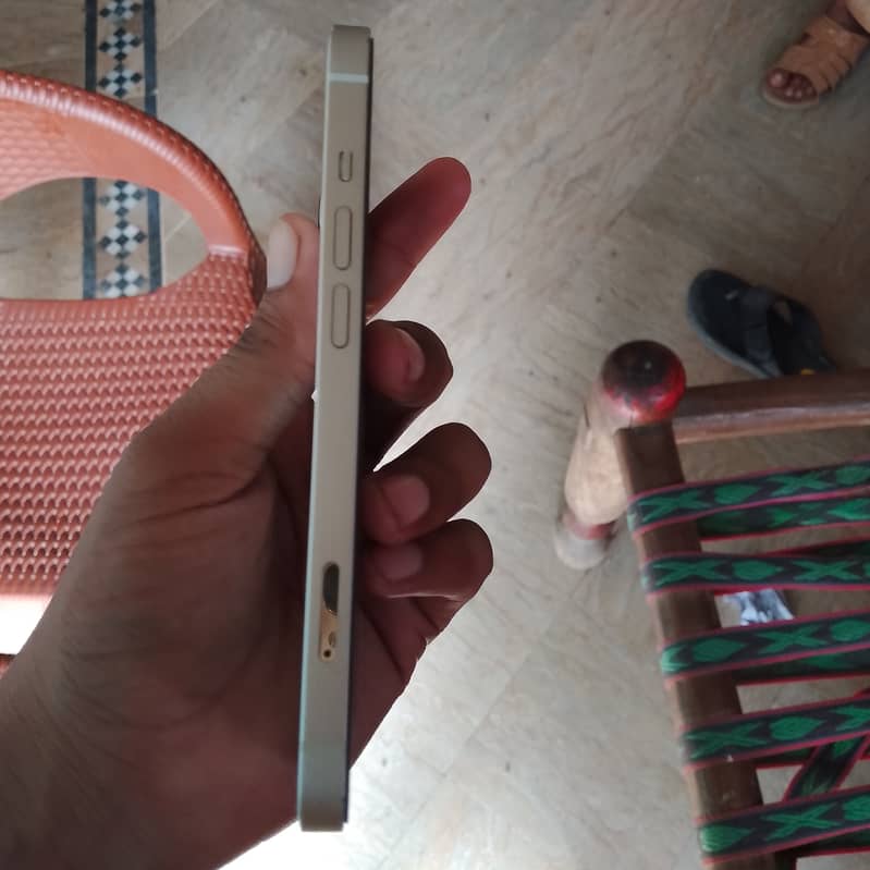 Apple iPhone 13 JV 4