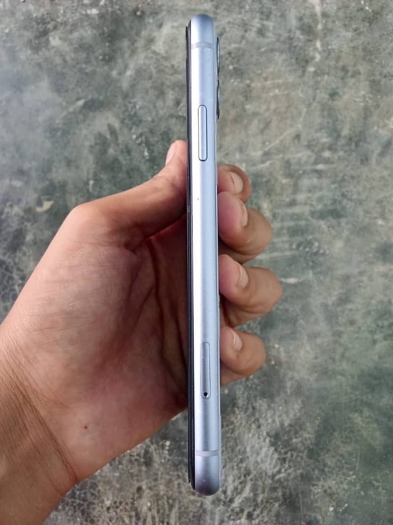 iPhone 11 4
