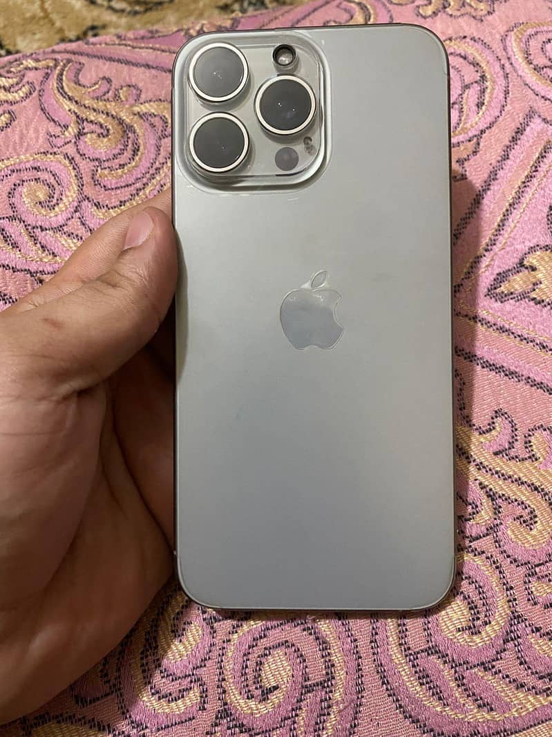 Apple iPhone 15 Pro Max 4