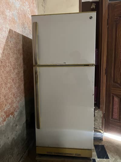 Reliable and Spacious Refrigerator, Perfect for a Family