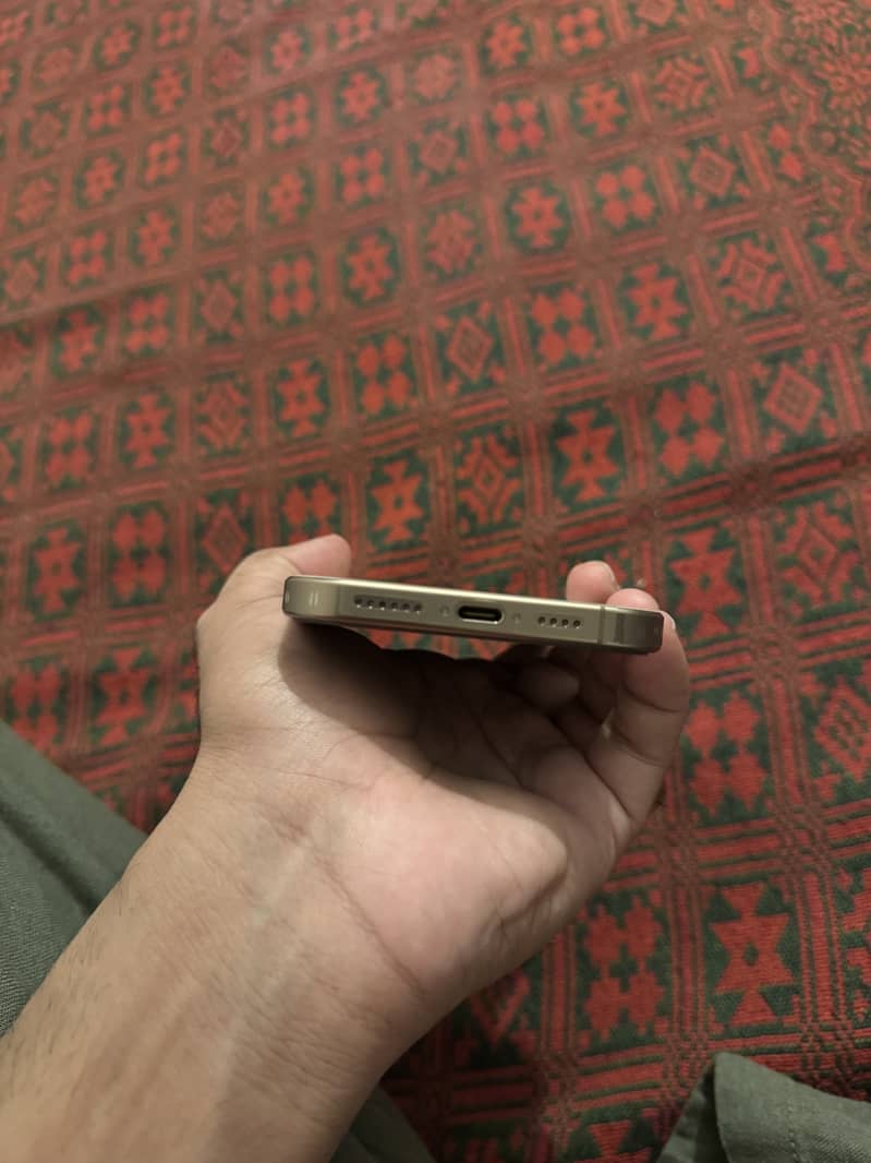 Apple iPhone 16 Pro Max 4