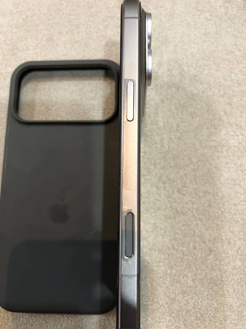 Apple iPhone 16 Pro Max 3