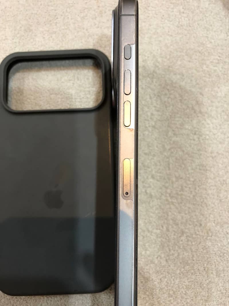Apple iPhone 16 Pro Max 4