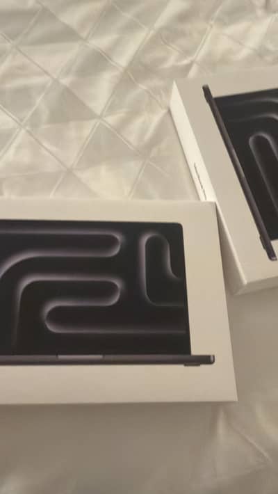 MacBook Pro M5 16/1TB 14”(with Apple Official Gift Receipt)