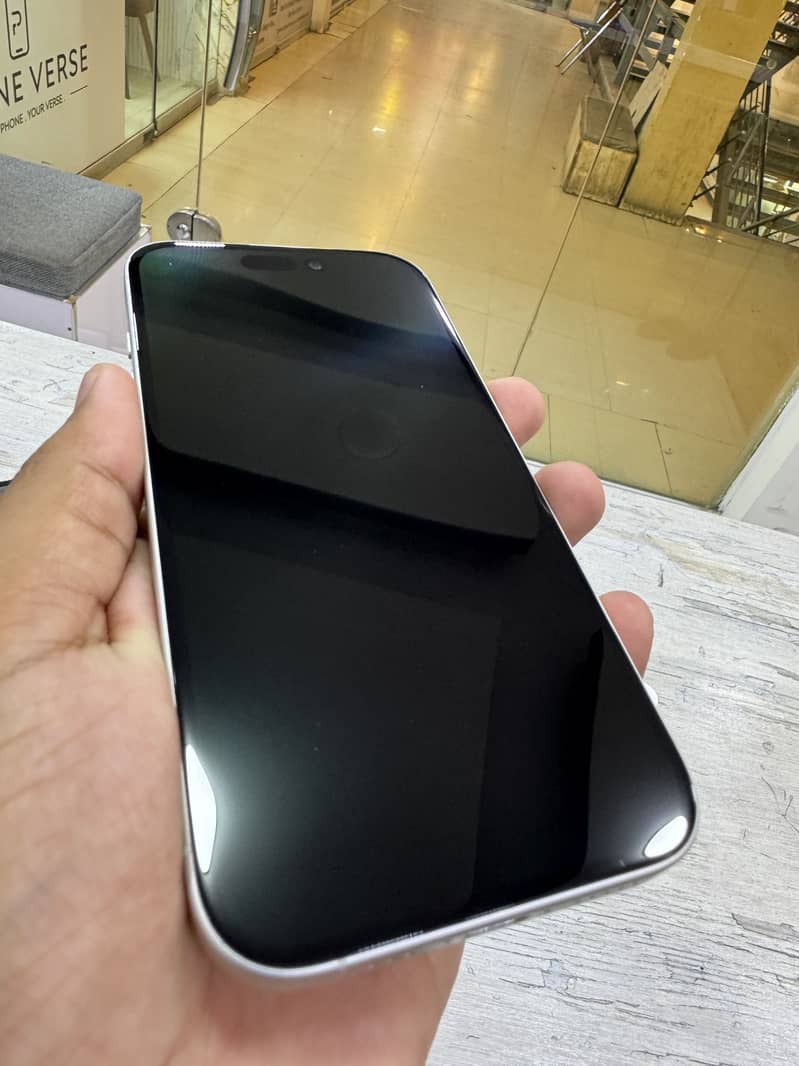 Apple iPhone 16 11