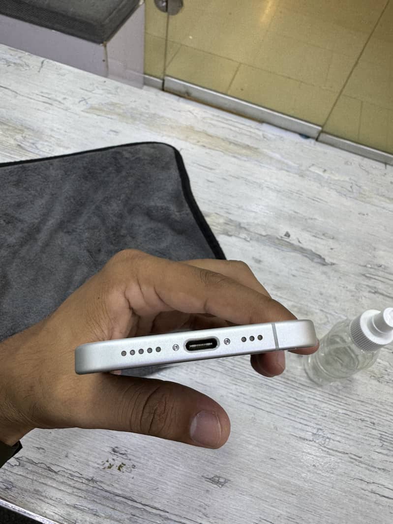 Apple iPhone 16 12