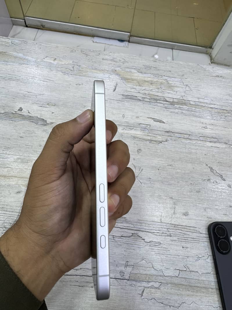 Apple iPhone 16 13