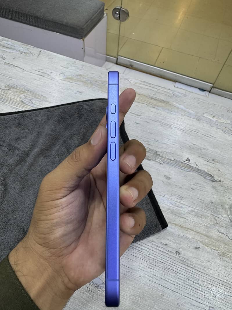Apple iPhone 16 14